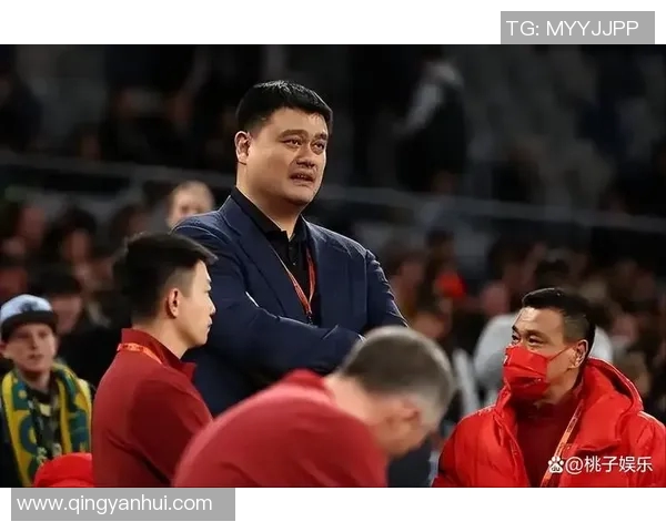 姚明喝水瞬间大揭秘：从赛场到生活的清凉时刻