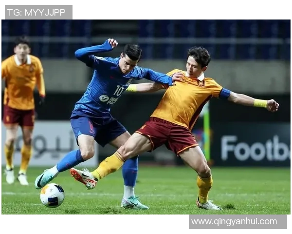 足球明星意外受伤拄拐现身街头引发球迷热议与关心